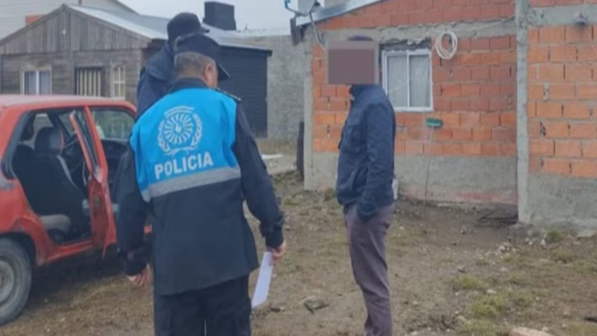 Chubut: se reunió con sus amigos, salió a fumar al patio y lo asesinaron a puñaladas