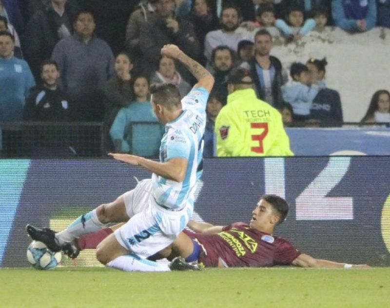 Racing mejoró y se reencontró con el triunfo frente a Godoy Cruz en un partido con varias polémicas