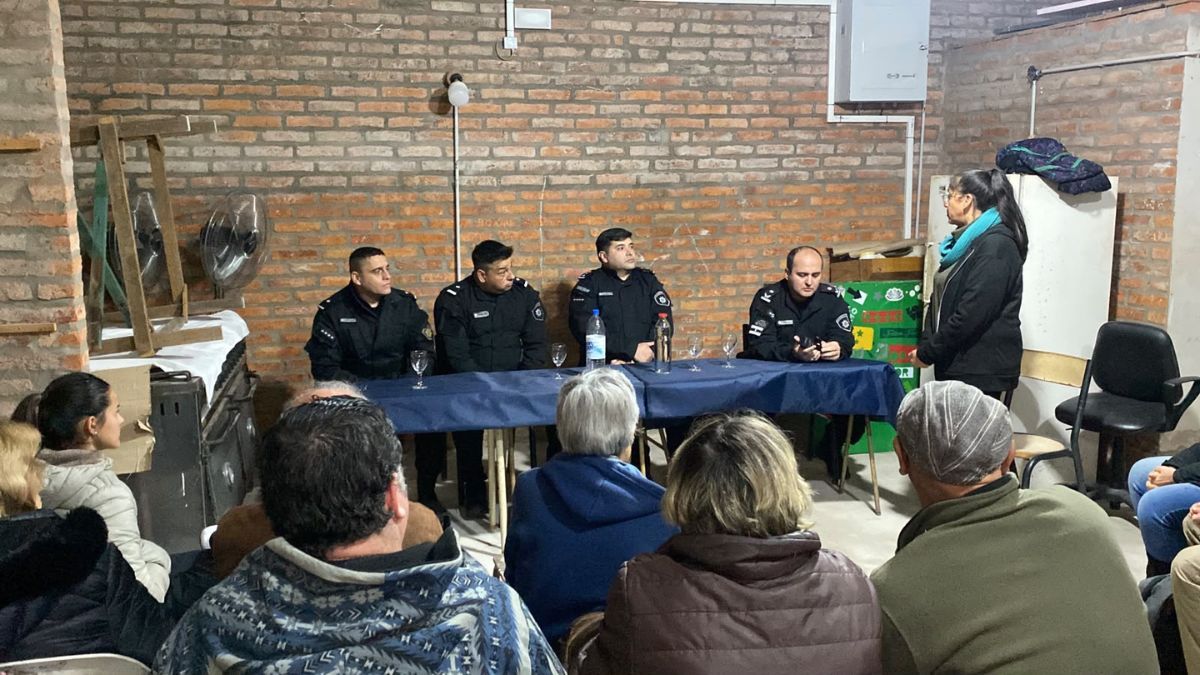 Vecinos de Villa Añatí tuvieron una reunión por seguridad, debido al aumento de hechos delictivos.