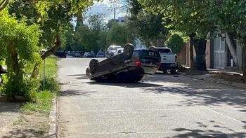 Fuerte accidente en Santa Fe: un auto volcó tras chocar con un árbol