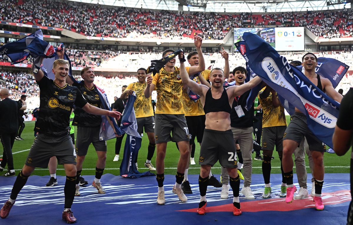 Southampton ascendió a la Premier League tras ganarle a Leeds la final de los playoffs. Southampton ascendió a la Premier League tras ganarle a Leeds la final de los playoffs.