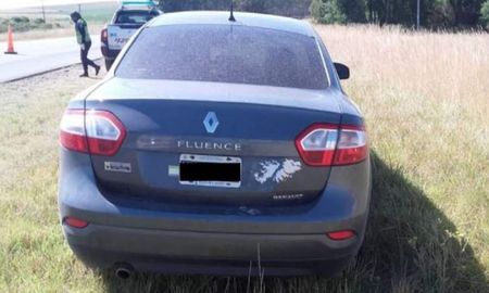 El hecho fue descubierto este mediodía, a la altura del kilómetro 110 de dicha ruta del interior de la provincia de Buenos Aires, donde una patrulla vial se topó con un Renault Fluence detenido a un lado del camino. El hecho fue descubierto este mediodía, a la altura del kilómetro 110 de dicha ruta del interior de la provincia de Buenos Aires, donde una patrulla vial se topó con un Renault Fluence detenido a un lado del camino.