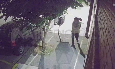 El ladrón que asaltó brutalmente a la mujer quedó registrado en las cámaras de seguridad. El ladrón que asaltó brutalmente a la mujer quedó registrado en las cámaras de seguridad.
