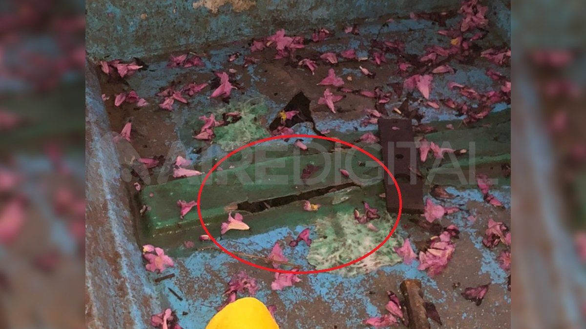 El piso de la lancha tiene signos de tener un agujero.