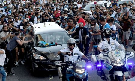 Así se producía la salida del féretro que transporta los restos de Diego Armando Maradona de la Casa Rosada con destino final al cementerio en Bella Vista. Así se producía la salida del féretro que transporta los restos de Diego Armando Maradona de la Casa Rosada con destino final al cementerio en Bella Vista.
