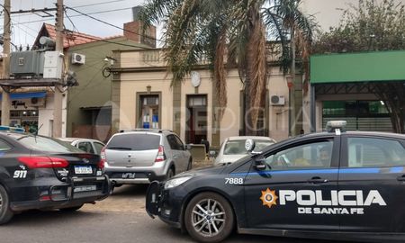 El muchacho se evadió de la comisaría 6ta y fue detenido a los pocos metros. El muchacho se evadió de la comisaría 6ta y fue detenido a los pocos metros.