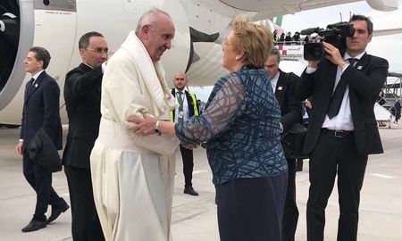 Cuando Francisco visitó Chile en enero de 2018, debió atravesar el espacio aéreo argentino. Sin embargo, nunca regresó a su país. Cuando Francisco visitó Chile en enero de 2018, debió atravesar el espacio aéreo argentino. Sin embargo, nunca regresó a su país.