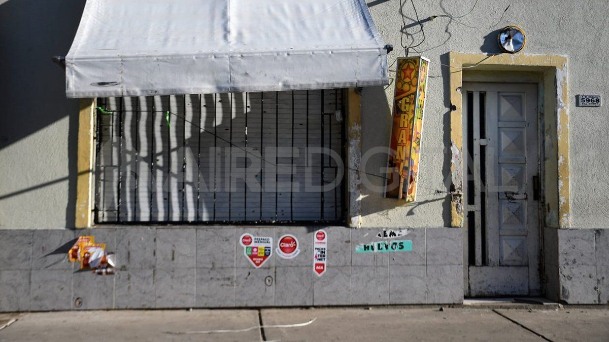 El hombre estaba junto a su esposa, que sufrió heridas de bala.