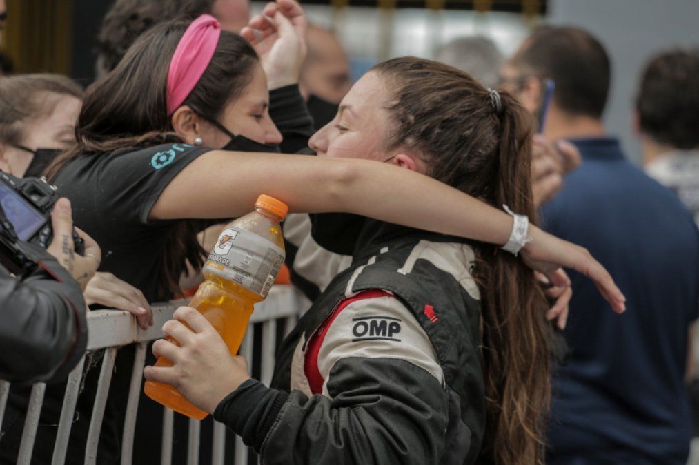 La emoción de las integrantes del Vitarti Girl's Team tras lograr el segundo puesto en su debut.