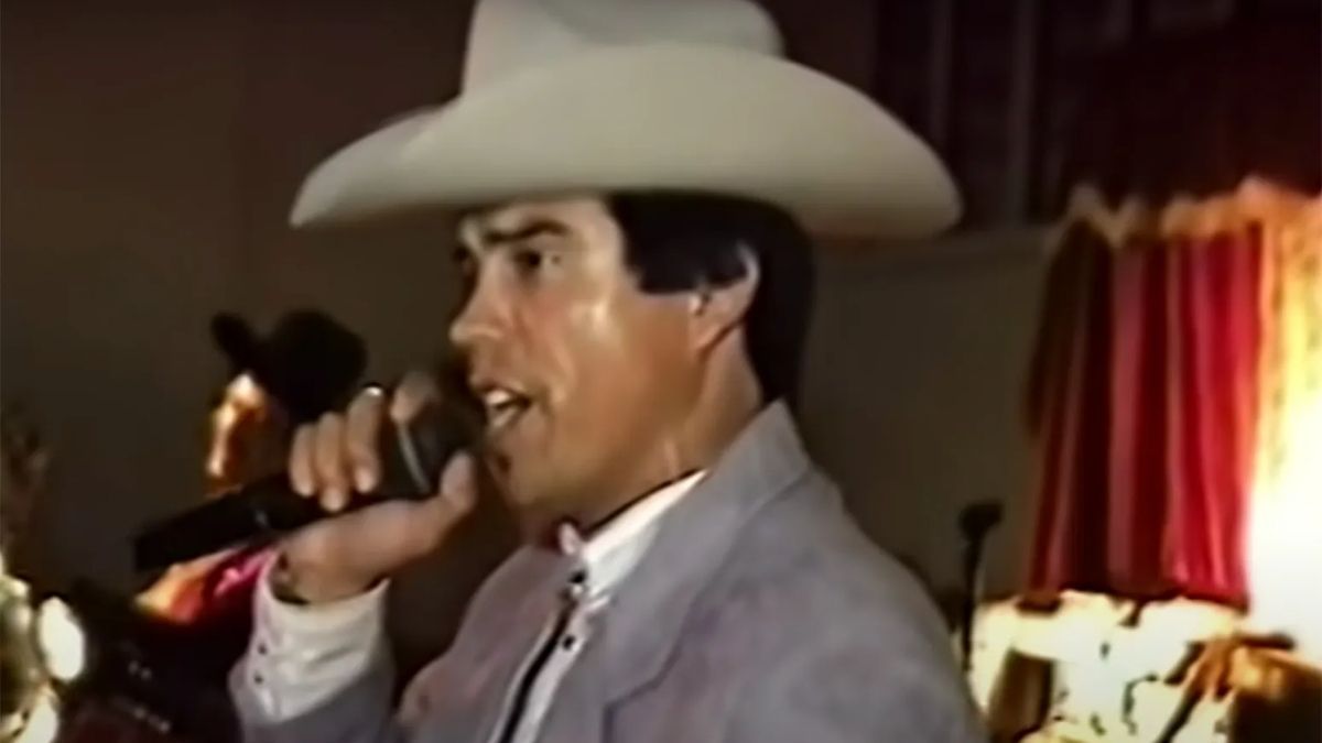 Chalino Sánchez recibió una nota mientras daba un recital. Chalino Sánchez recibió una nota mientras daba un recital.