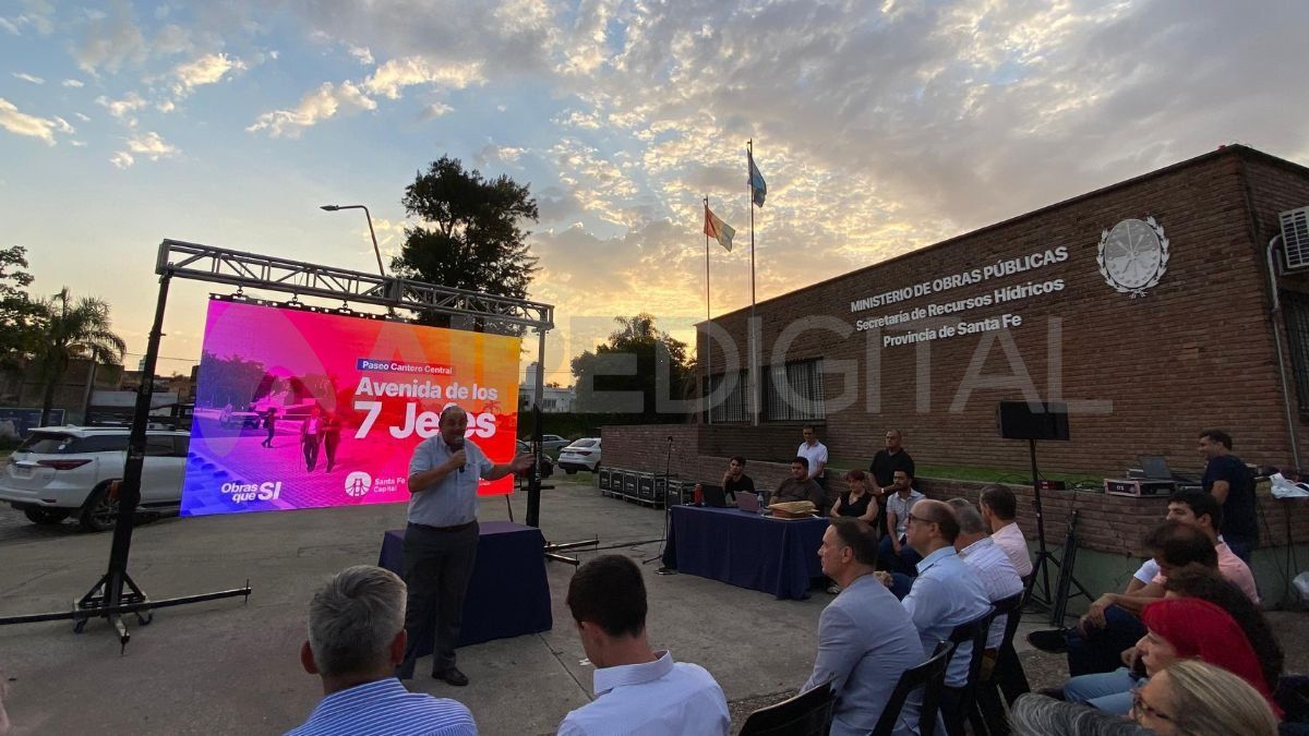 Se realizó la apertura de sobres frente al Faro para poner en valor el paseo central de la Avenida 7 Jefes.