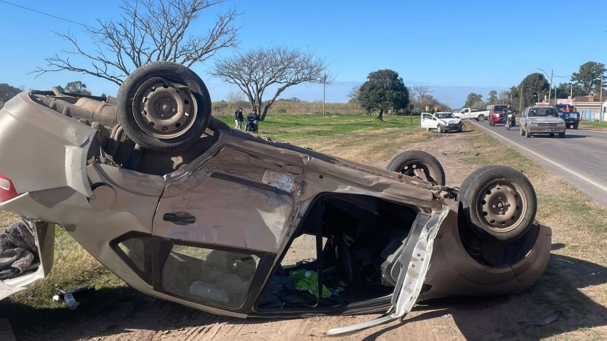 El automóvil Ford Fiesta Max quedó con las cuatro ruedas hacia arriba y la patente de la camioneta incrustada en uno de los laterales El automóvil Ford Fiesta Max quedó con las cuatro ruedas hacia arriba y la patente de la camioneta incrustada en uno de los laterales