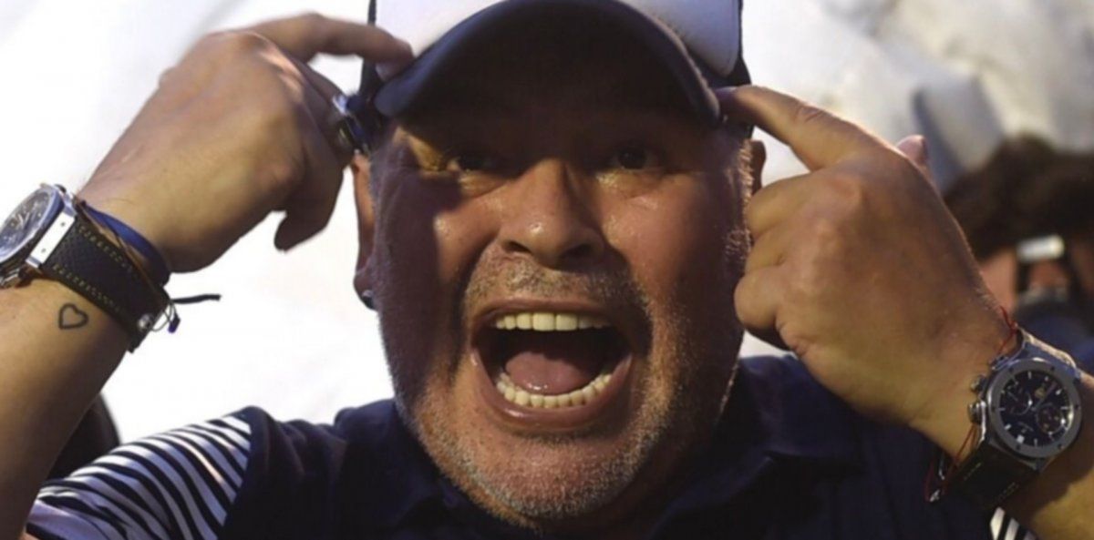 El vicepresidente de Gimnasia y Esgrima de La Plata reconoció que se disfrazó de delivery para viajar y convencer a Diego Maradona de renovar con el Lobo.