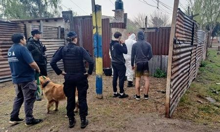 El hallazgo ocurrió en un aguantadero ubicado en las calles Benteveo y Jacobacci, y personal de Homicidios investiga si hay otro cuerpo más en ese sitio. El hallazgo ocurrió en un aguantadero ubicado en las calles Benteveo y Jacobacci, y personal de Homicidios investiga si hay otro cuerpo más en ese sitio.