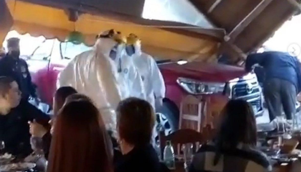 Se equivocó el cambio de marcha y se incrustó en una parrilla llena de comensales