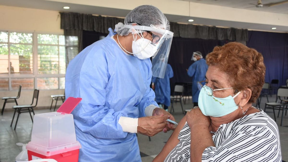 Acelerarán la vacunación en Clorinda por la aparición de la cepa Manaos.