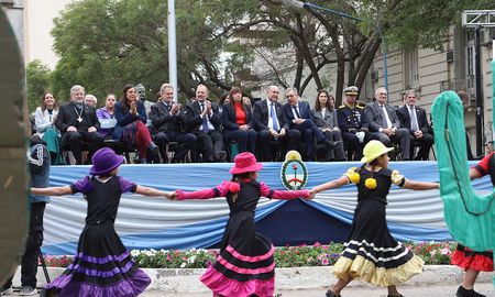 El gobernador de la provincia de Santa Fe, Omar Perotti, encabezó este domingo en Rafaela, el acto por el 207º aniversario de la Independencia Argentina. El gobernador de la provincia de Santa Fe, Omar Perotti, encabezó este domingo en Rafaela, el acto por el 207º aniversario de la Independencia Argentina.