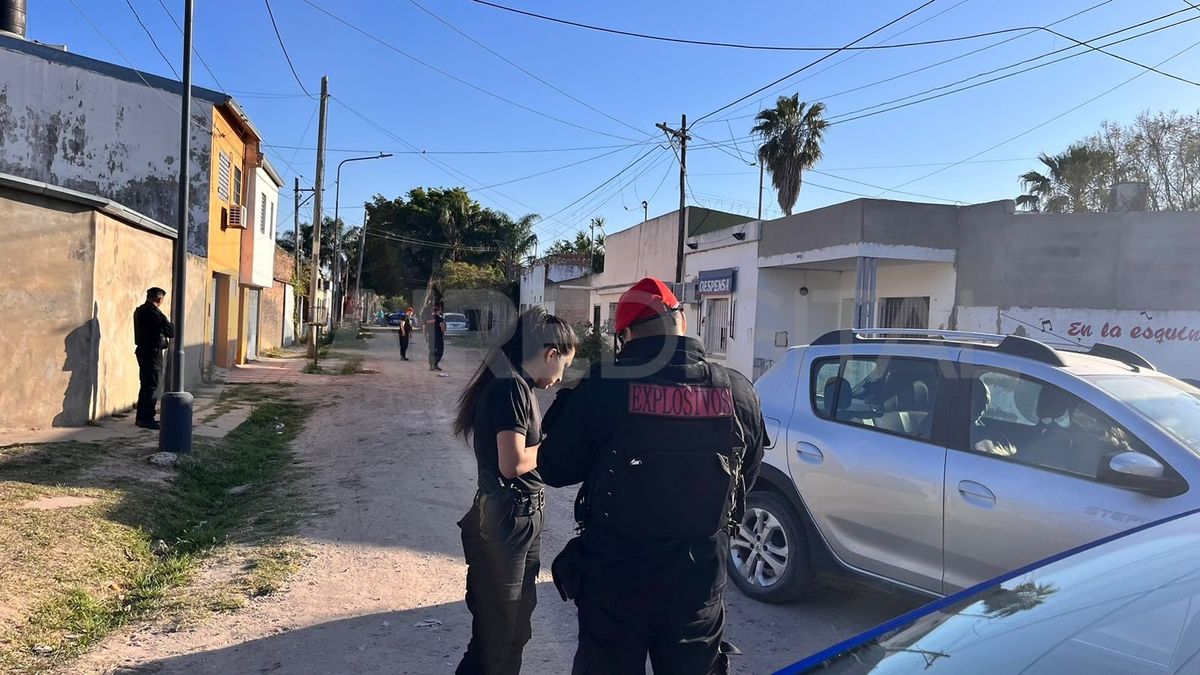 Cuatro móviles policiales están dispuestos en la zona de Espora 3700. Cuatro móviles policiales están dispuestos en la zona de Espora 3700.