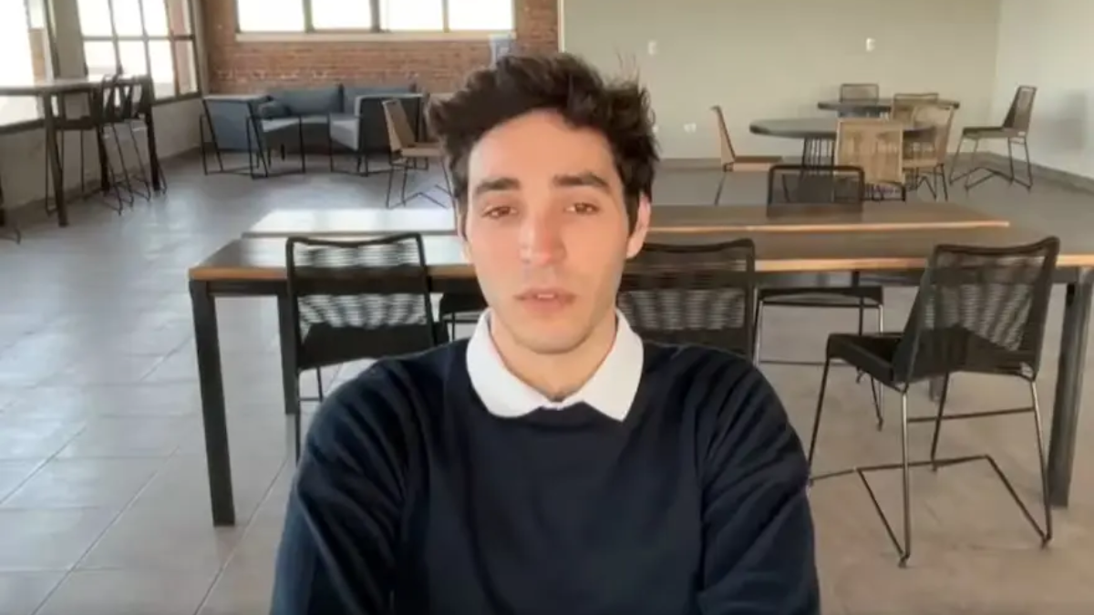 Su propia madre lo indujo a que denuncie a su padre por abuso cuando era menor de edad y ahora confesó la verdad en video