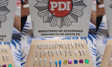 Parte de las dosis que la policía encontró en uno de los domicilios allanados. Parte de las dosis que la policía encontró en uno de los domicilios allanados.