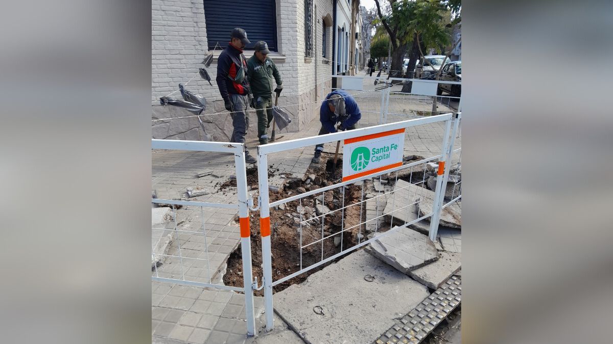 Personal de Gestión de Riesgo trabaja en la señalización del hundimiento registrado en la esquina de Urquiza y Moreno.
