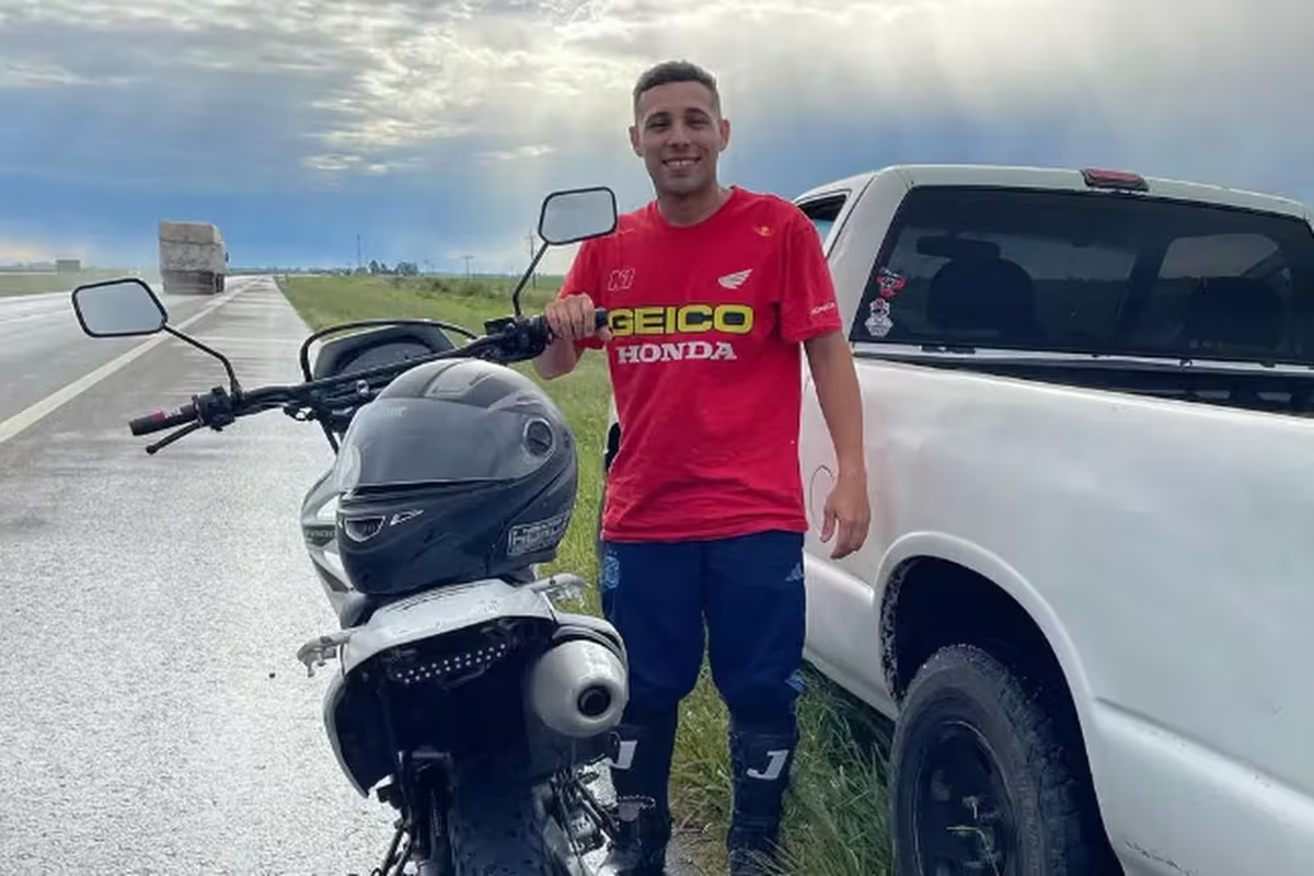 Lucas Buena con la moto que le robaron los asaltantes. (Instagram) Lucas Buena con la moto que le robaron los asaltantes. (Instagram)