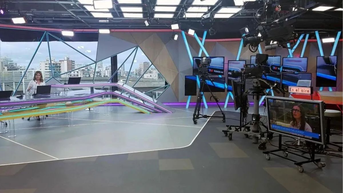 La periodista se despidió emocionada del programa tras 12 años en la conducción sabatina.