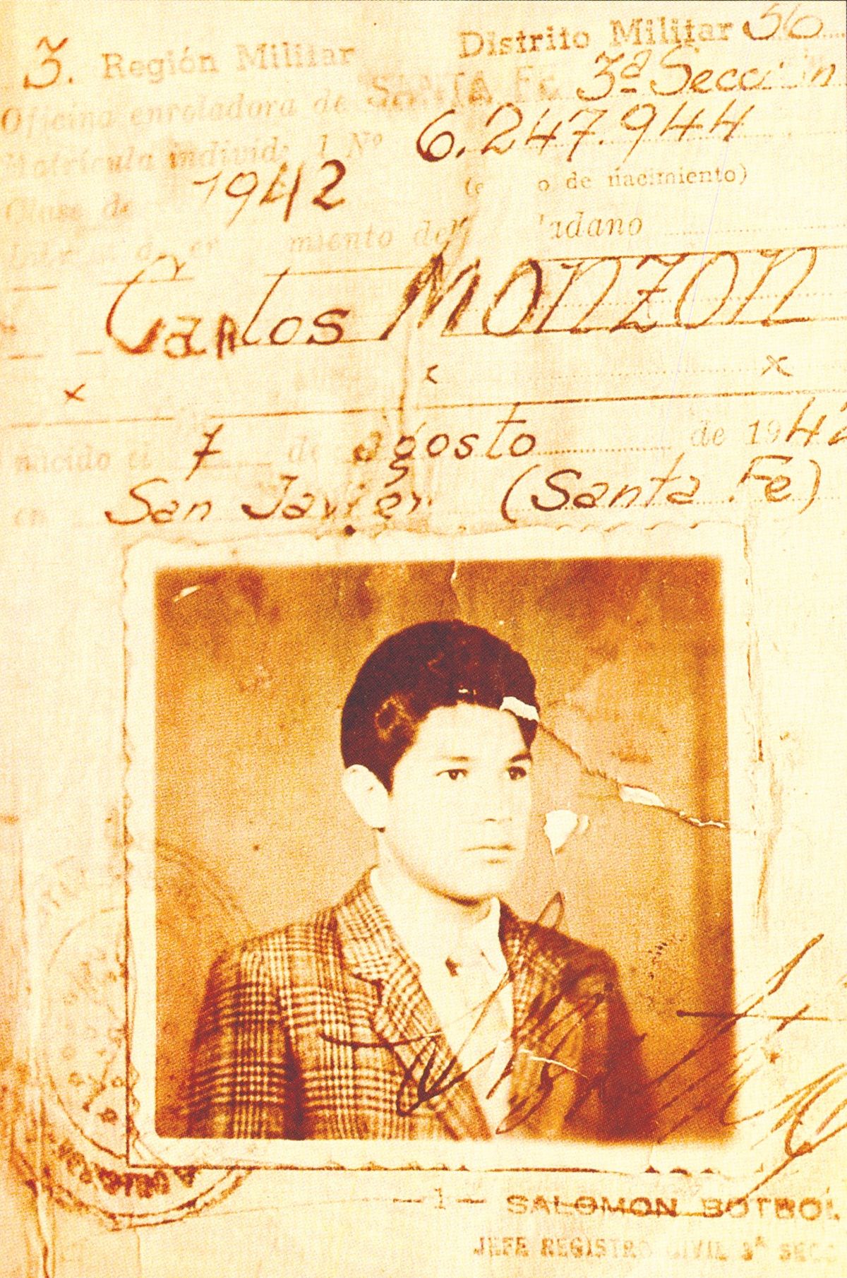 Esta era la primera página de Libreta de Enrolamiento (lo que hoy es el Documento Nacional de Identidad) de Monzón. En la actualidad, la licencia profesional que extiende la Federación Argentina de Box (FAB) es el número del DNI del pugilista pero, en su época, a Carlos le correspondió la Nº 2302. Esta era la primera página de Libreta de Enrolamiento (lo que hoy es el Documento Nacional de Identidad) de Monzón. En la actualidad, la licencia profesional que extiende la Federación Argentina de Box (FAB) es el número del DNI del pugilista pero, en su época, a Carlos le correspondió la Nº 2302.