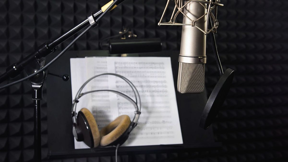 La invención del doblaje se remonta al año 1928 y se atribuye a Edwin Hopkins y a Jacob Karol. La invención del doblaje se remonta al año 1928 y se atribuye a Edwin Hopkins y a Jacob Karol.