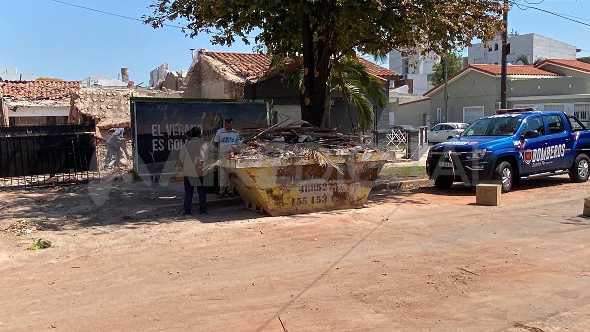 1° de Mayo al 3600. El lugar donde ocurrió la explosión se encuentra con obreros y bomberos.&nbsp;