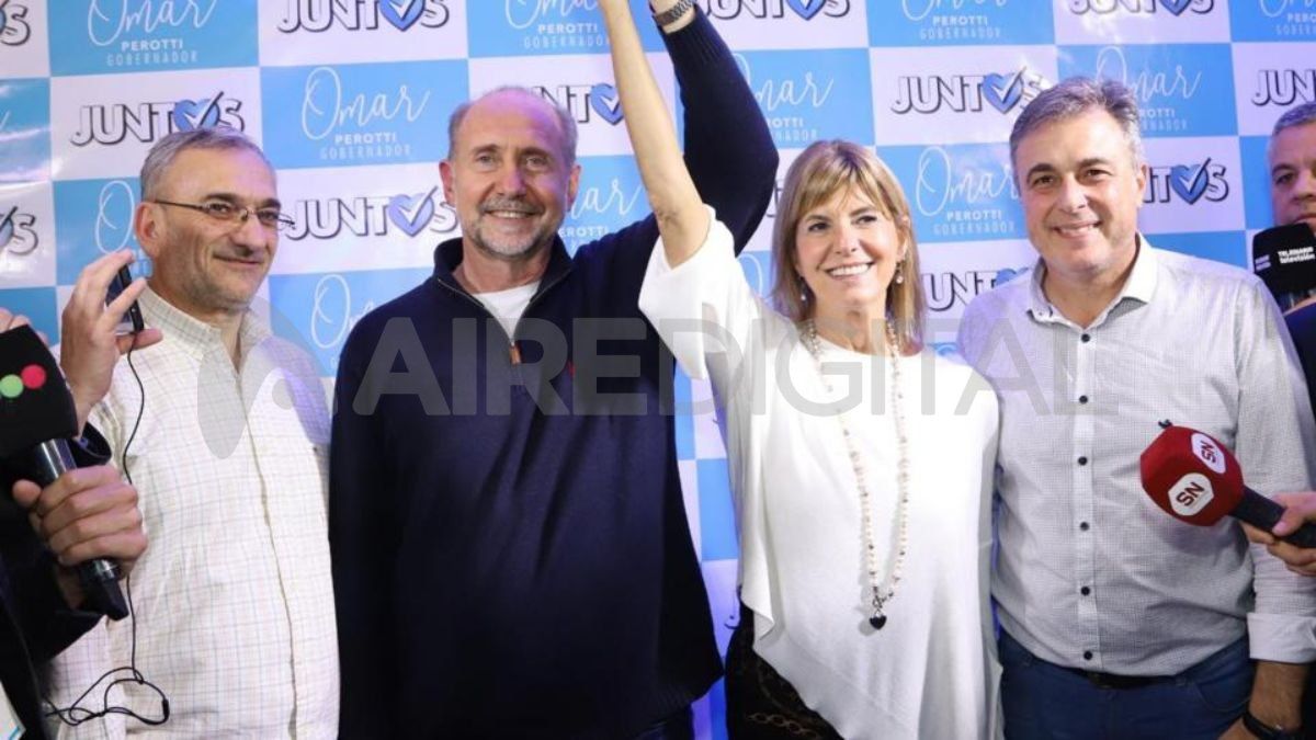 Omar Perotti junto a su vicegobernadora, Alejandra Rodenas, en el festejo de su búnker en la ciudad de Rafaela cuando ganaron los comicios generales del 16 de junio de 2019. Omar Perotti junto a su vicegobernadora, Alejandra Rodenas, en el festejo de su búnker en la ciudad de Rafaela cuando ganaron los comicios generales del 16 de junio de 2019.