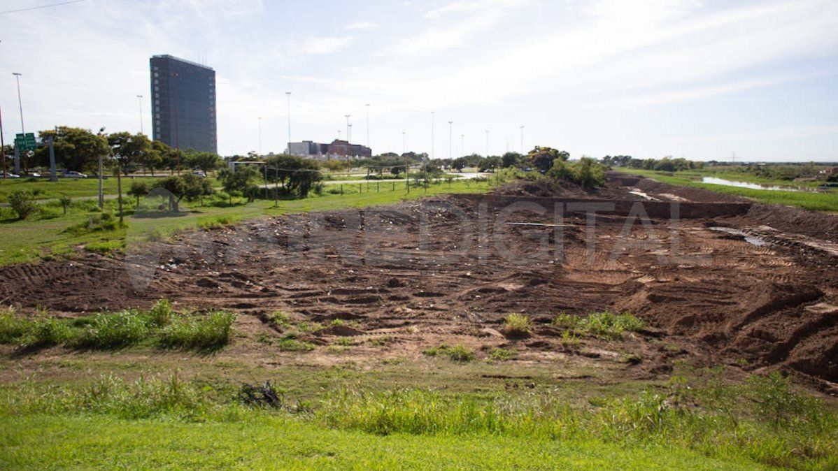 El dueño del predio reconoció en una entrevista con Aire de Santa Fe que realizó las excavaciones y los movimientos de suelo sin tener la autorización para hacerlo.