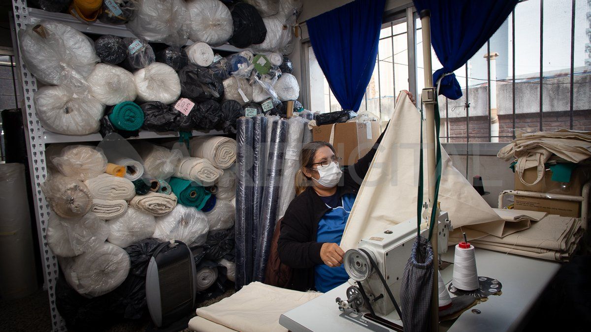 El Concejo del Hospital les compró una estantería para acumular todas las telas y las Damas de Beneficencia otorgaron una máquina de coser y una máquina de cortar. Esa estantería les permite manipular las telas para poder trabajar