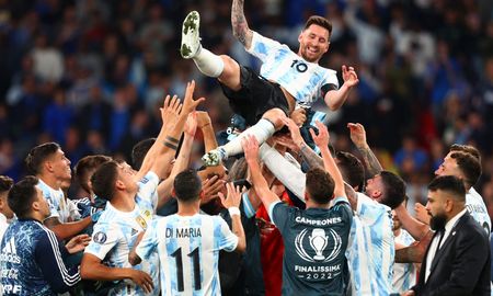 La Selección de fútbol de Argentina venció 3-0 a Italia y se consagró campeón de la Finalissima, el trofeo que enfrenta al monarca de la Copa América con el de la Eurocopa. La Selección de fútbol de Argentina venció 3-0 a Italia y se consagró campeón de la Finalissima, el trofeo que enfrenta al monarca de la Copa América con el de la Eurocopa.