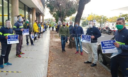trabajadores del correo argentino se manifestaron en medio de la pandemia trabajadores del correo argentino se manifestaron en medio de la pandemia