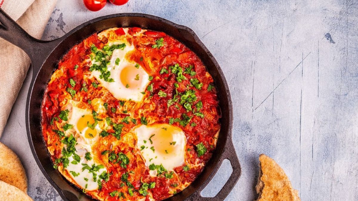 Los huevos en el purgatorio son un plato delicioso y fácil de hacer que es perfecto para cualquier ocasión.&nbsp;