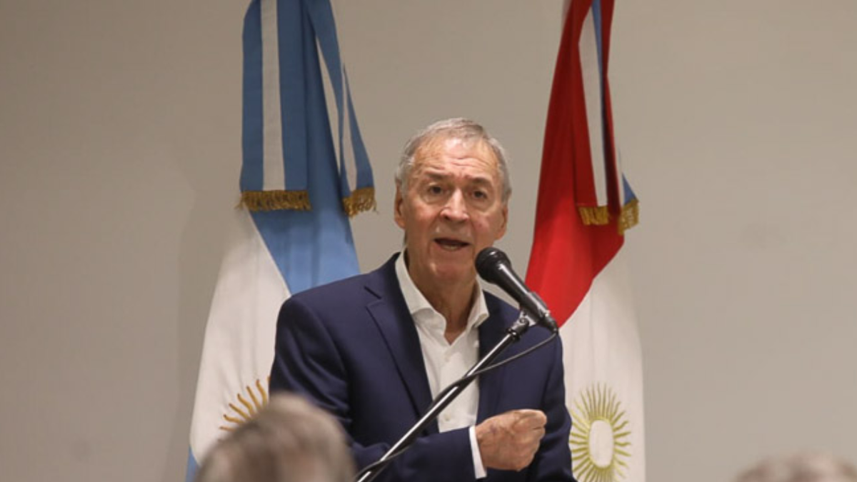 Juan Schiaretti habló desde su búnker y felicitó a Javier Milei por su elección en esa provincia. Juan Schiaretti habló desde su búnker y felicitó a Javier Milei por su elección en esa provincia.