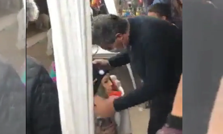 El blooper de Jorge Capitanich cuando saludaba vecinos: se confundió y besó a un maniquí en la frente El blooper de Jorge Capitanich cuando saludaba vecinos: se confundió y besó a un maniquí en la frente
