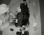 Filmado. El ladrón abrió la caja de la recaudación y se llevó unos pesos. Filmado. El ladrón abrió la caja de la recaudación y se llevó unos pesos.