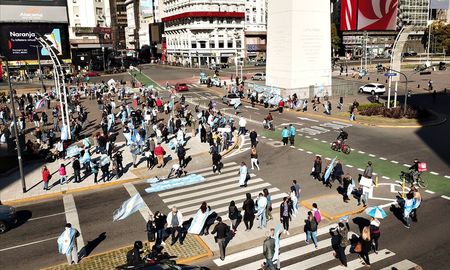Así se concentraban los manifestantes porteños en el Obelisco. Así se concentraban los manifestantes porteños en el Obelisco.
