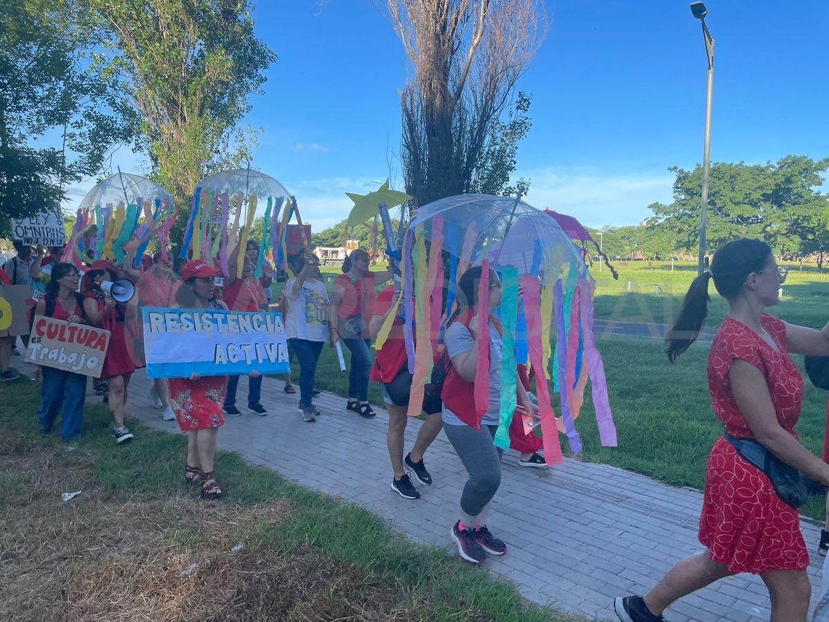 Trabajadores de la cultura realizaron una caravana cultural.