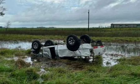 Un trágico accidente ocurrió este sábado en la Ruta Nacional 205, cuando una camioneta volcó durante el fuerte temporal que afectaba la zona. Un trágico accidente ocurrió este sábado en la Ruta Nacional 205, cuando una camioneta volcó durante el fuerte temporal que afectaba la zona.