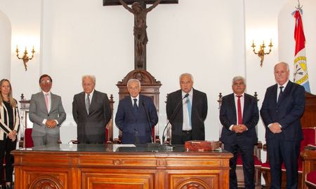 En dos ocasiones, la Corte de Santa Fe en pleno se opuso a que cuatro se sus miembros se abstengan de intervenir en causas relacionads con la reforma jubilatoria. En dos ocasiones, la Corte de Santa Fe en pleno se opuso a que cuatro se sus miembros se abstengan de intervenir en causas relacionads con la reforma jubilatoria.