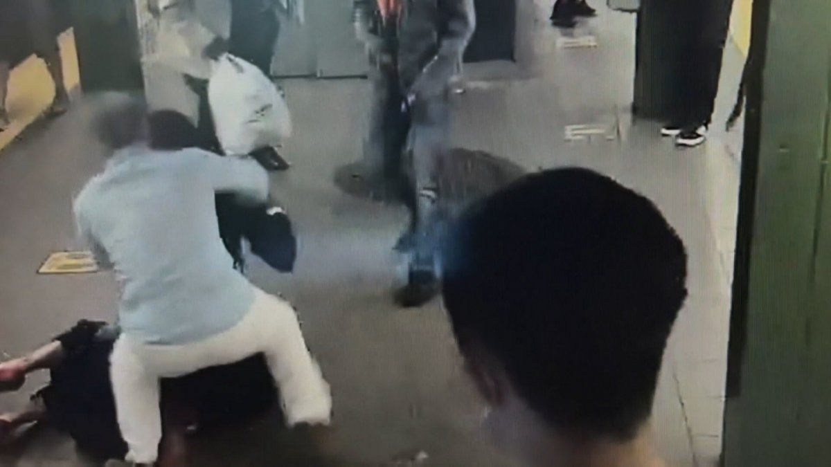 La mujer fue agarrada de imprevisto. 