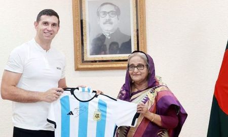 Dibu Martínez viajó a Bangladesh y causó furor en los fanáticos bengalíes de la Selección Argentina. Dibu Martínez viajó a Bangladesh y causó furor en los fanáticos bengalíes de la Selección Argentina.