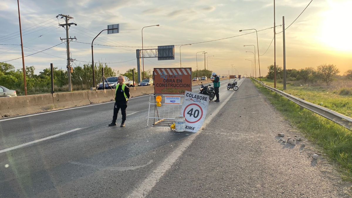 En el lugar inspectores de tránsito trabajan para alertar a los automovilistas que circulan hacia la vecina localidad.
