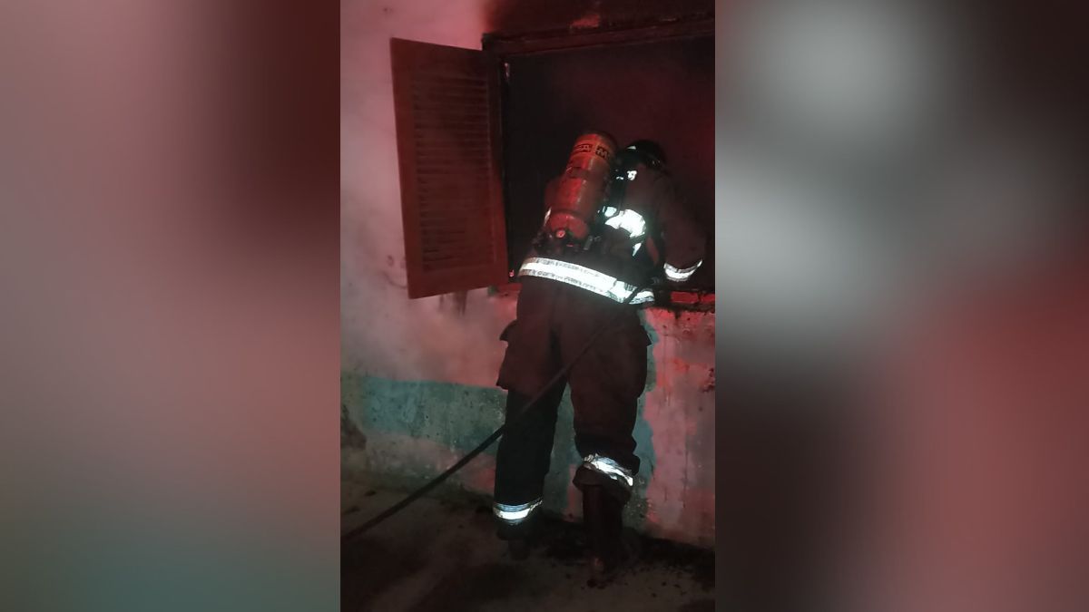 El siniestro ocurrió durante la madrugada sobre calle JJ Paso al 1100, de Santo Tomé. Bomberos lograron extinguir las llamas.