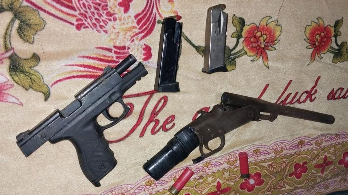 Las armas que la policía le secuestró a la madre del joven que llegó con la pistola a la escuela. 