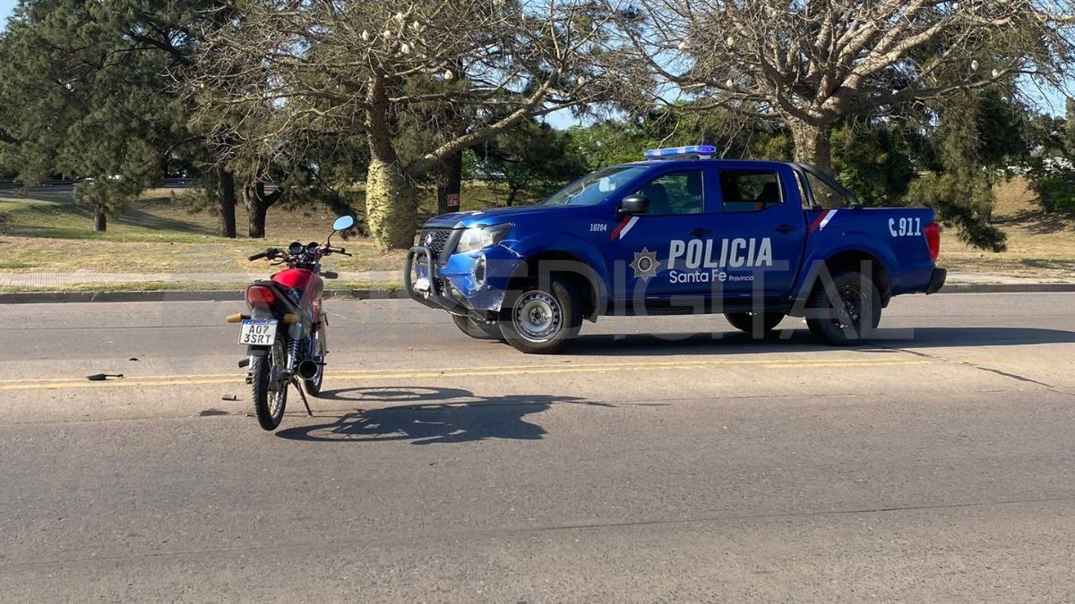 El conductor del rodado rozó la camioneta policial