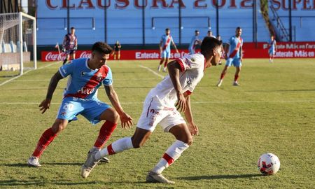 Arsenal cosechó su primer triunfo en la zona B de la Copa de la LPF, al vencer hoy de local a Huracán. Arsenal cosechó su primer triunfo en la zona B de la Copa de la LPF, al vencer hoy de local a Huracán.